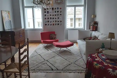 Blick auf das Wohnzimmer. Die Couch ist ausziehbar und sehr komfortabel für zwei weitere Personen.