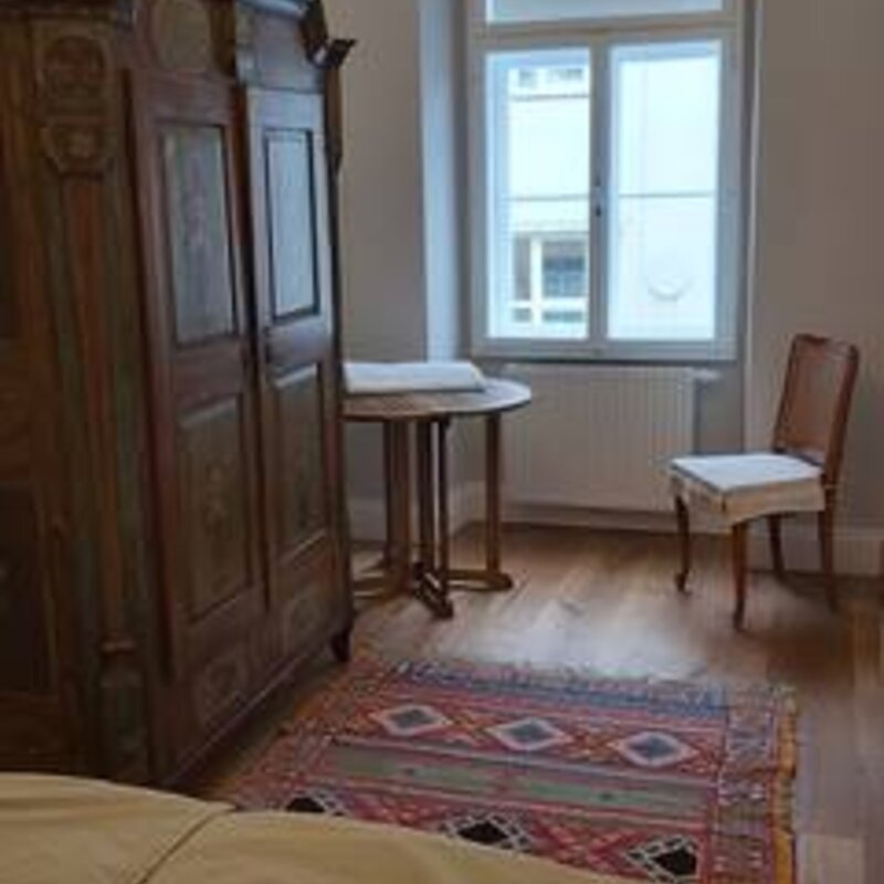 Die Wohnung ist im 4. Stock und ruhig.