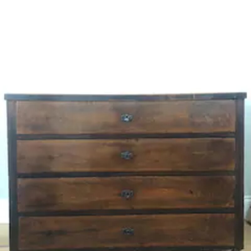 Die Wohnung ist mit einem Mix aus modernen und antiquen Möbeln ausgestattet