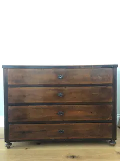 Die Wohnung ist mit einem Mix aus modernen und antiquen Möbeln ausgestattet