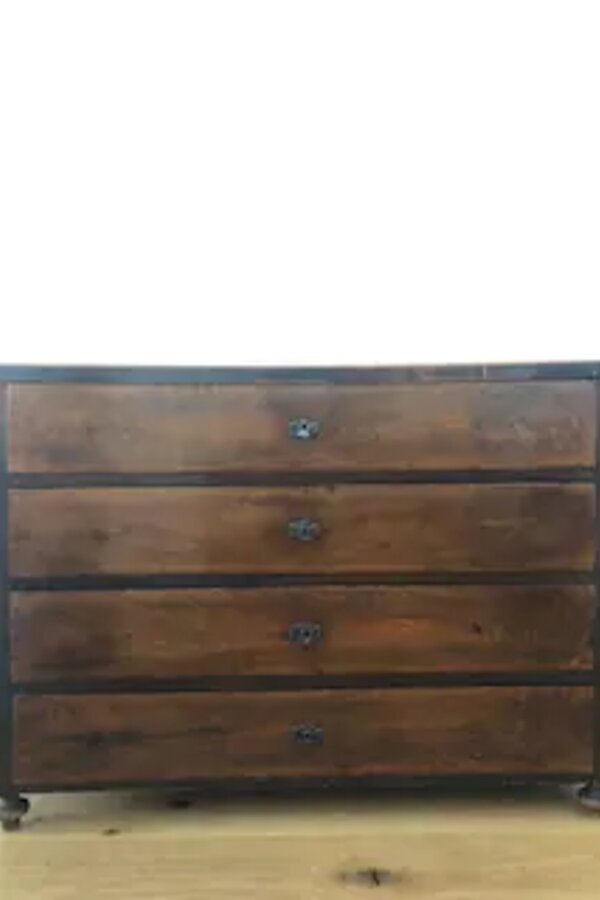 Die Wohnung ist mit einem Mix aus modernen und antiquen Möbeln ausgestattet