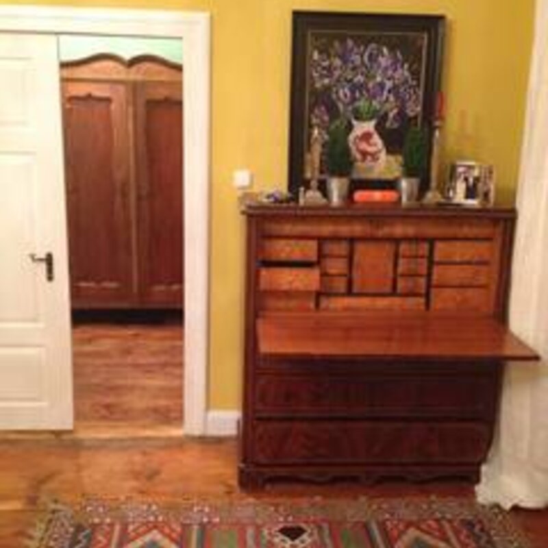 Das Apartment ist ausgestattet mit einem Mix auf modernen und antiken Möbel