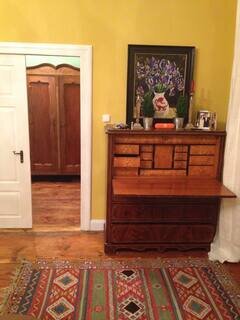 Das Apartment ist ausgestattet mit einem Mix auf modernen und antiken Möbel