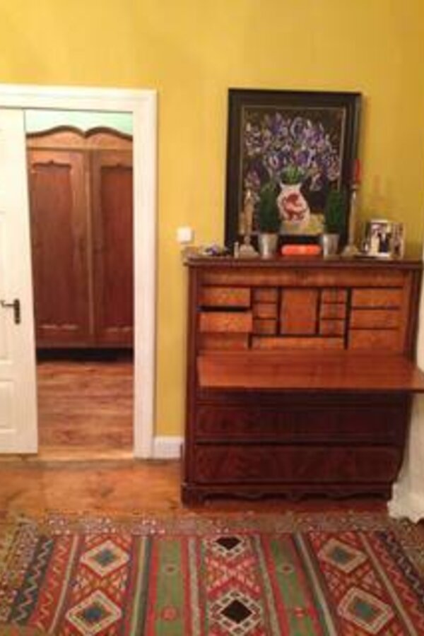 Das Apartment ist ausgestattet mit einem Mix auf modernen und antiken Möbel