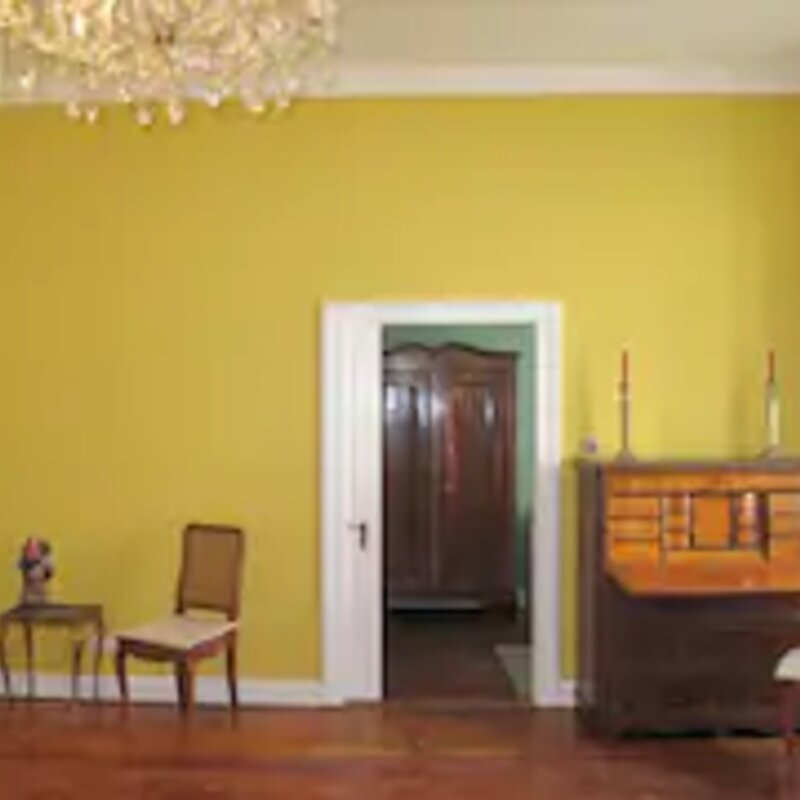 Das Apartment ist ausgestattet mit einem Mix auf modernen und antiken Möbel