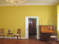 Das Apartment ist ausgestattet mit einem Mix auf modernen und antiken Möbel