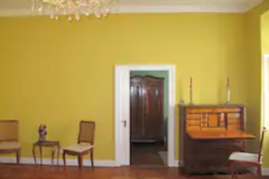 Das Apartment ist ausgestattet mit einem Mix auf modernen und antiken Möbel