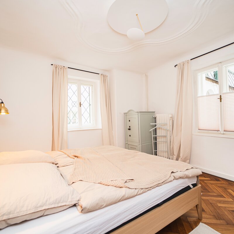 Gemütliches Schlafzimmer mit Fenstern zu den Innenhöfen | © Stephanie Scheffenacker