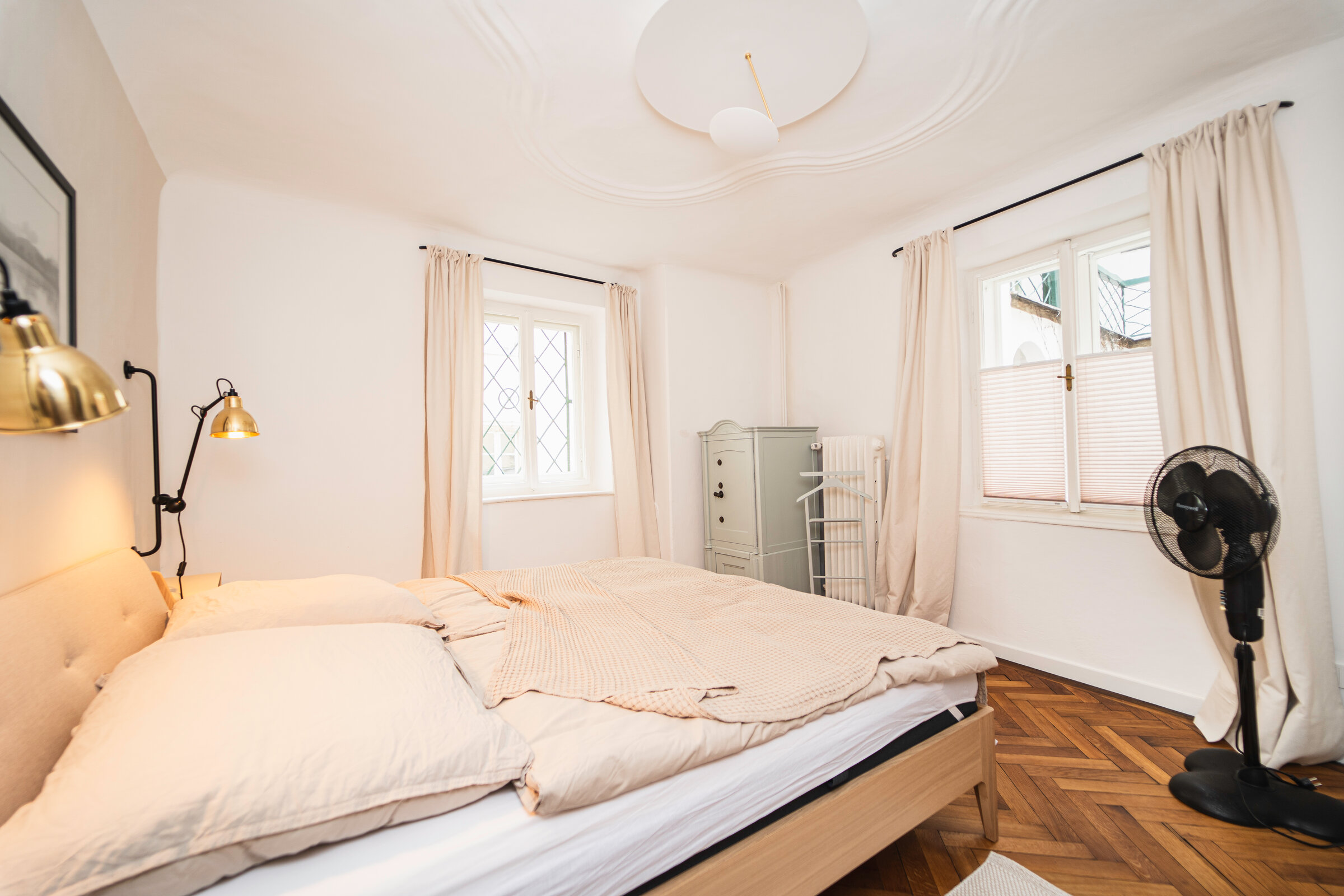 Gemütliches Schlafzimmer mit Fenstern zu den Innenhöfen | © Stephanie Scheffenacker