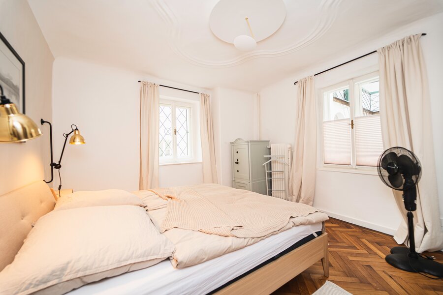 Gemütliches Schlafzimmer mit Fenstern zu den Innenhöfen | © Stephanie Scheffenacker