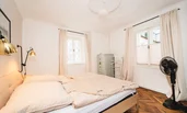 Gemütliches Schlafzimmer mit Fenstern zu den Innenhöfen | © Stephanie Scheffenacker