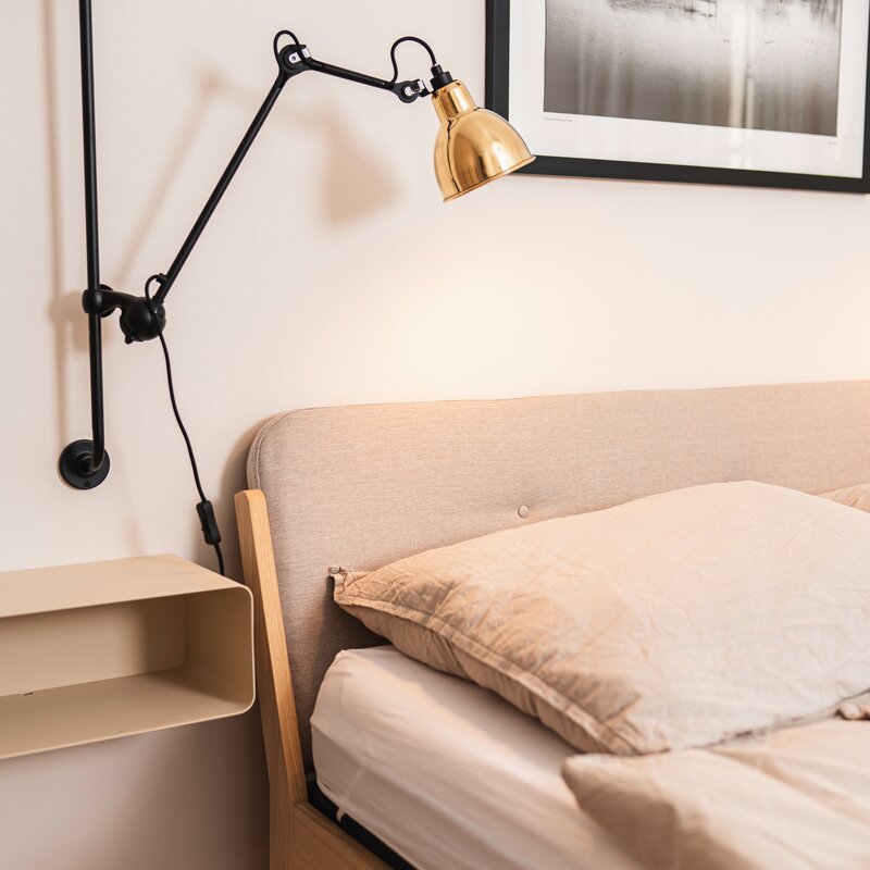 Gemütliches Schlafzimmer mit Fenstern zu den Innenhöfen | © Stephanie Scheffenacker