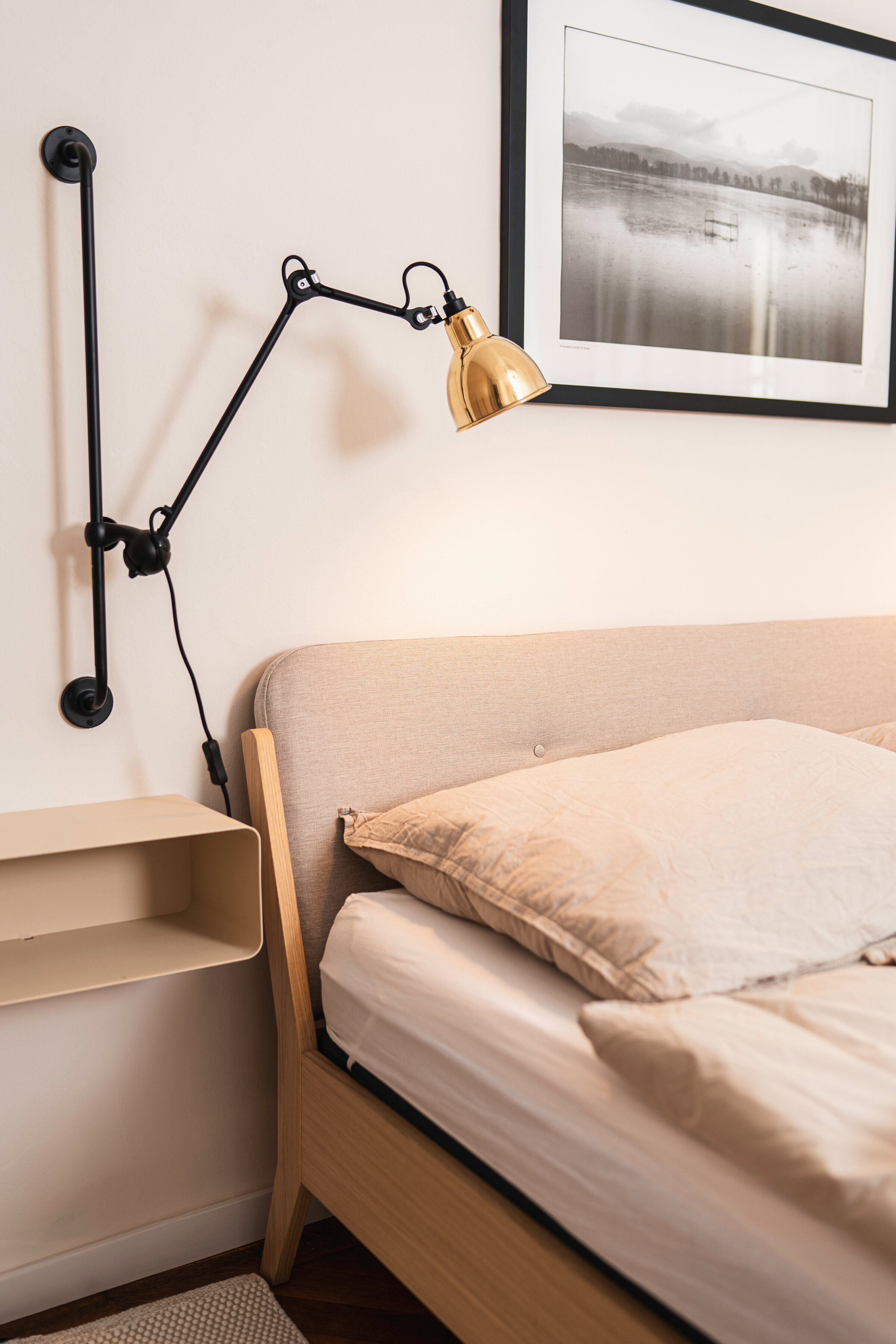 Gemütliches Schlafzimmer mit Fenstern zu den Innenhöfen | © Stephanie Scheffenacker