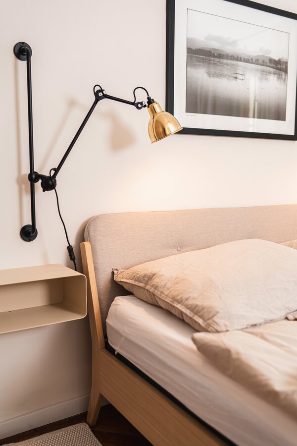 Gemütliches Schlafzimmer mit Fenstern zu den Innenhöfen | © Stephanie Scheffenacker