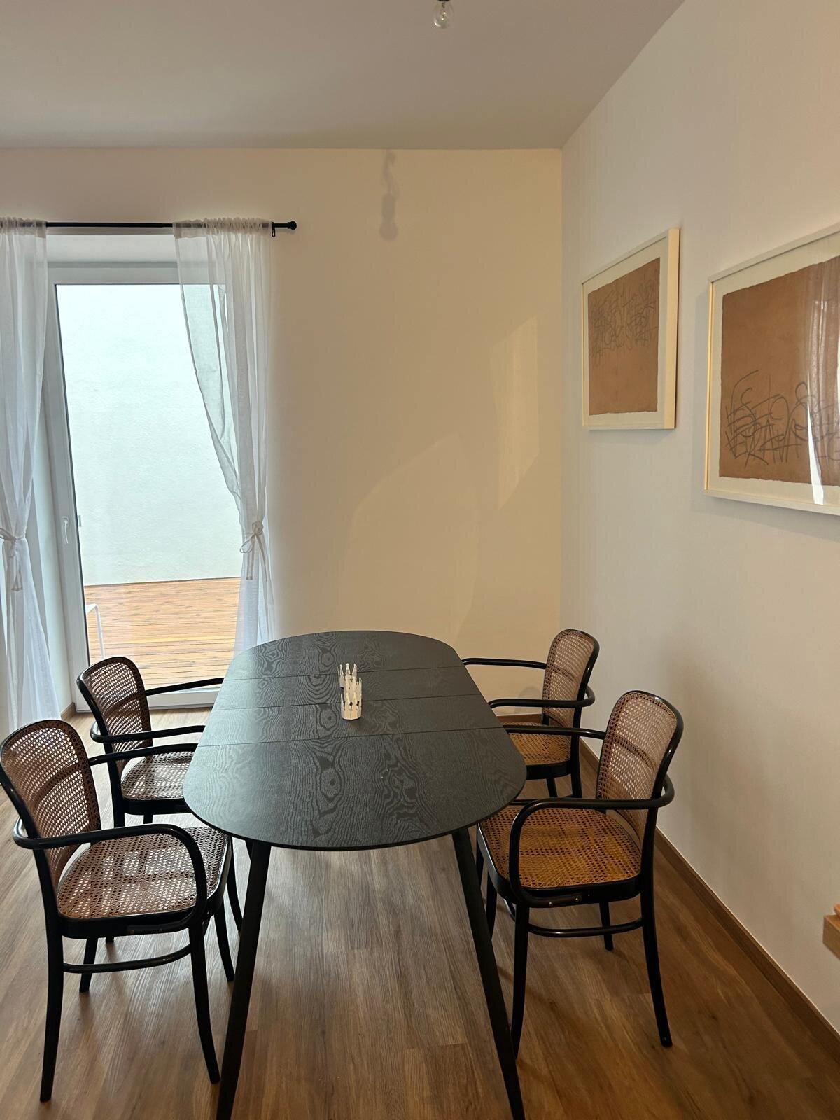 mit Ausgang auf die Terrasse