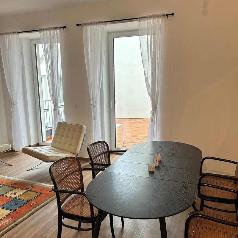 mit Ausgang auf die Terrasse