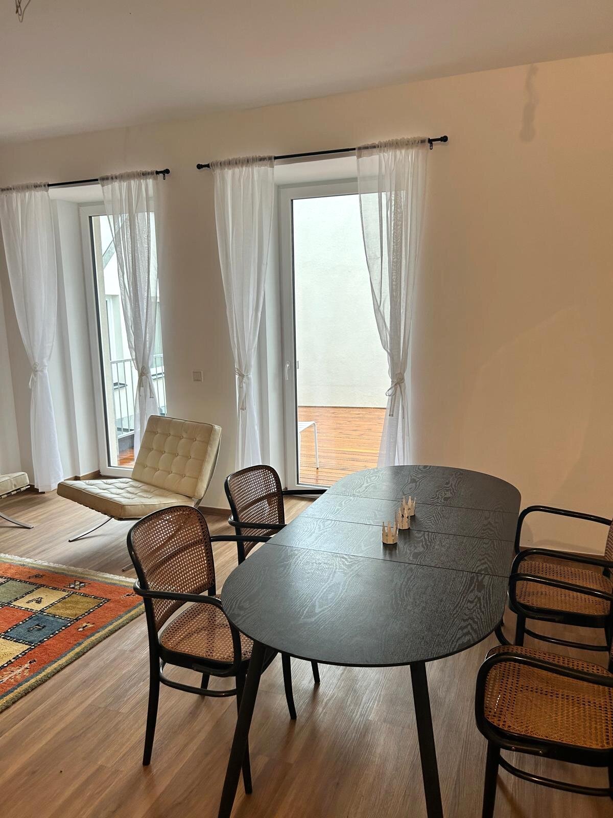 mit Ausgang auf die Terrasse