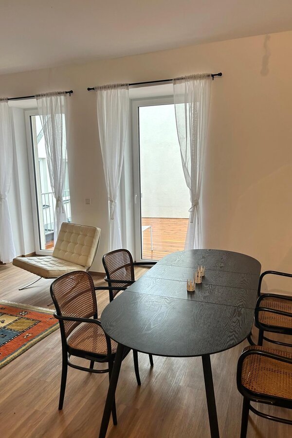 mit Ausgang auf die Terrasse