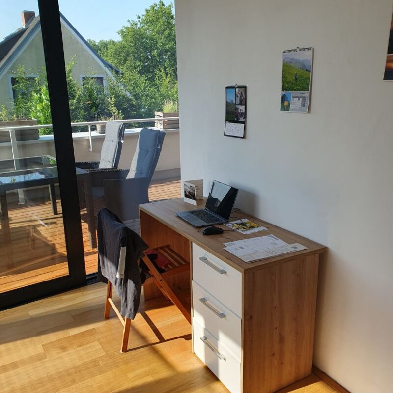 Zimmer (Scheibtisch)