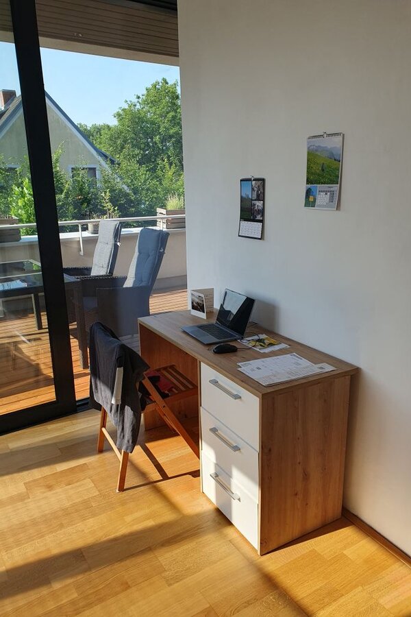 Zimmer (Scheibtisch)