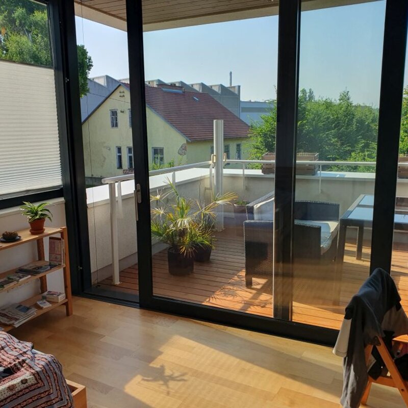 Zimmer (Blick auf Balkon)