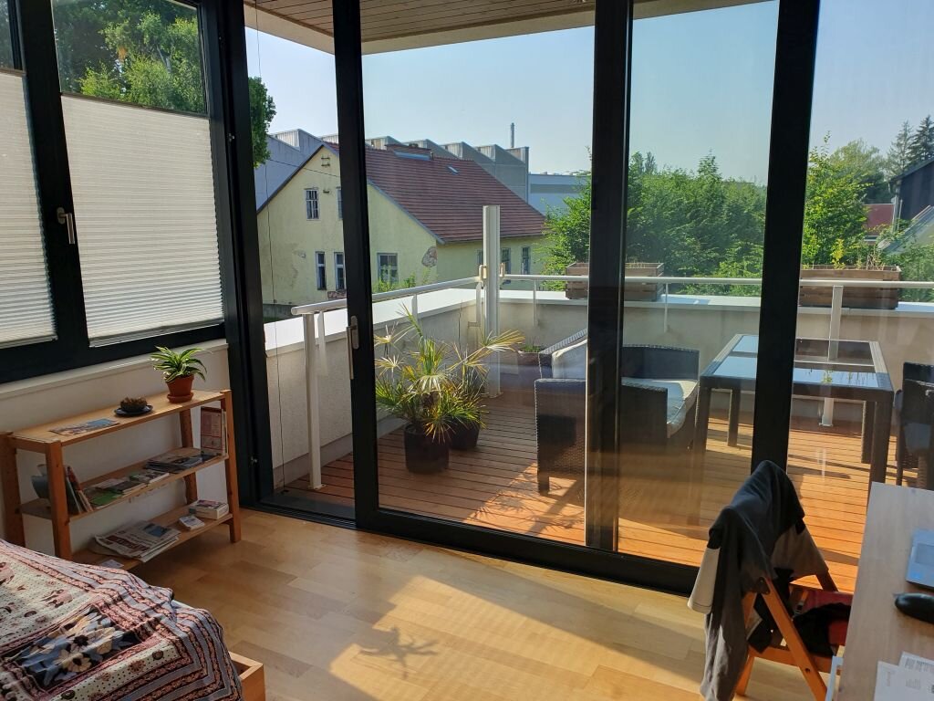 Zimmer (Blick auf Balkon)