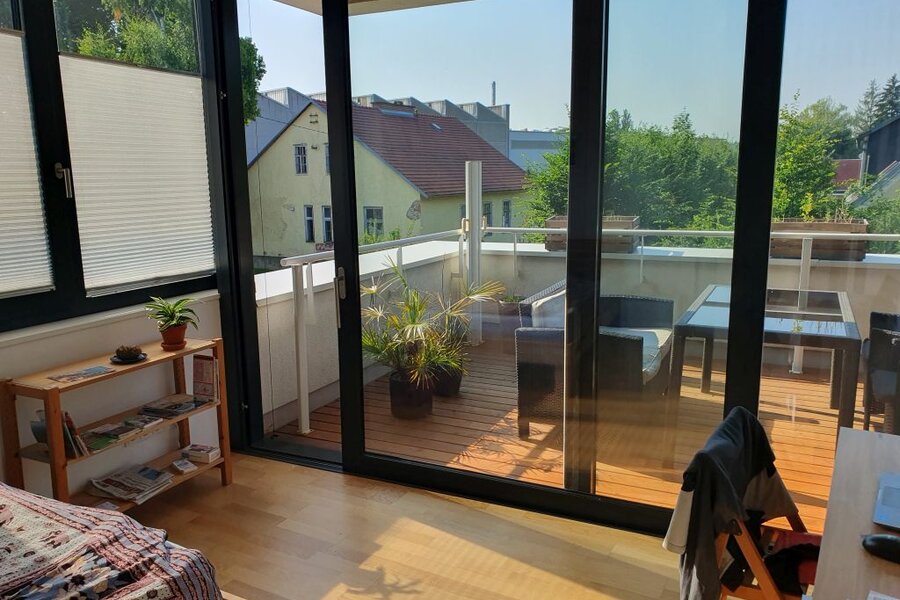 Zimmer (Blick auf Balkon)