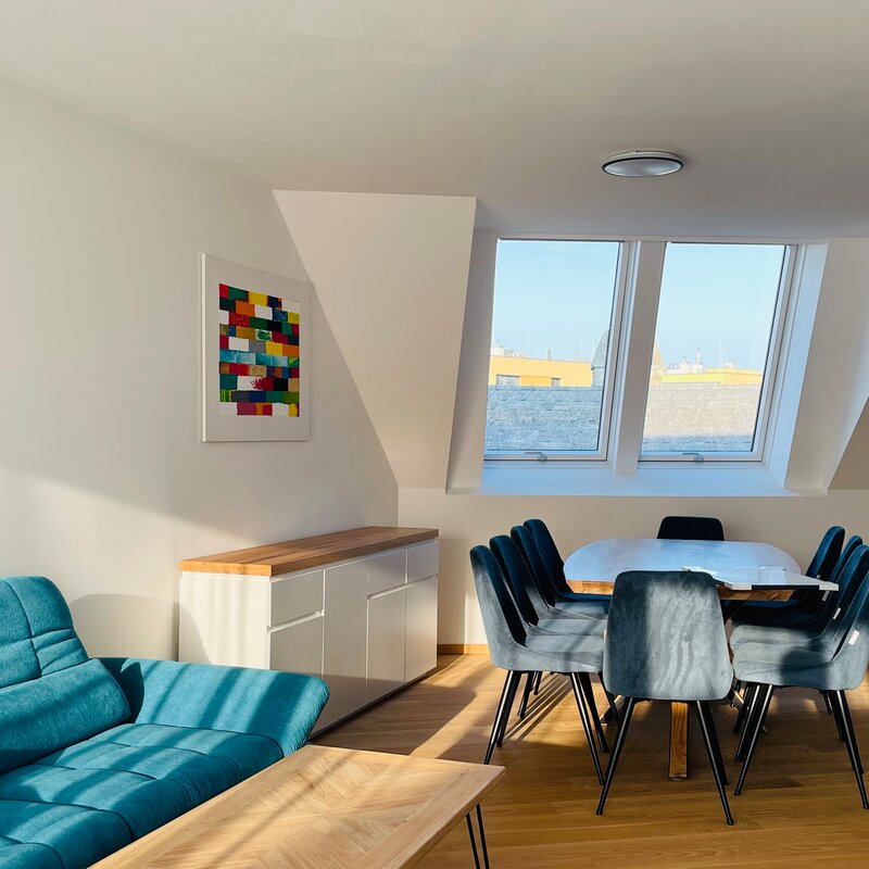 Helles Wohnzimmer mit Dachfenstern – 4-Zimmer Penthouse Wohnung, Kurzzeitmiete & Wohnen auf Zeit für 1 bis 6 Monate in Wien