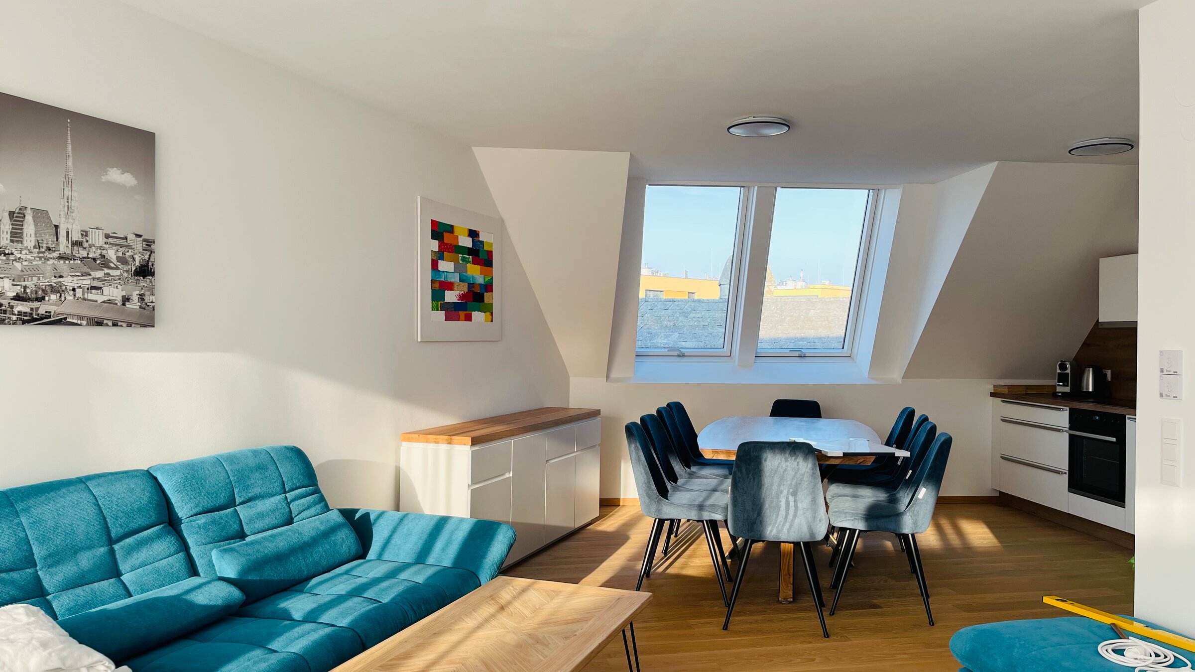 Helles Wohnzimmer mit Dachfenstern – 4-Zimmer Penthouse Wohnung, Kurzzeitmiete & Wohnen auf Zeit für 1 bis 6 Monate in Wien
