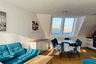 Helles Wohnzimmer mit Dachfenstern – 4-Zimmer Penthouse Wohnung, Kurzzeitmiete & Wohnen auf Zeit für 1 bis 6 Monate in Wien