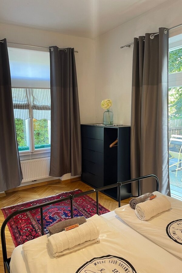 Schlafzimmer mit Balkon 
