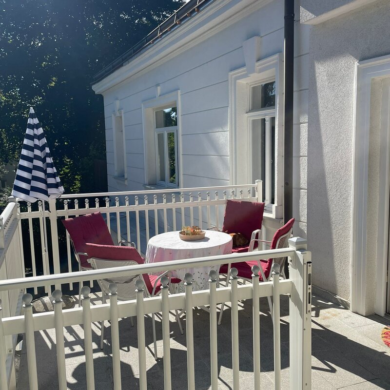 mit Terrasse für Sonnenschein am Vormittag