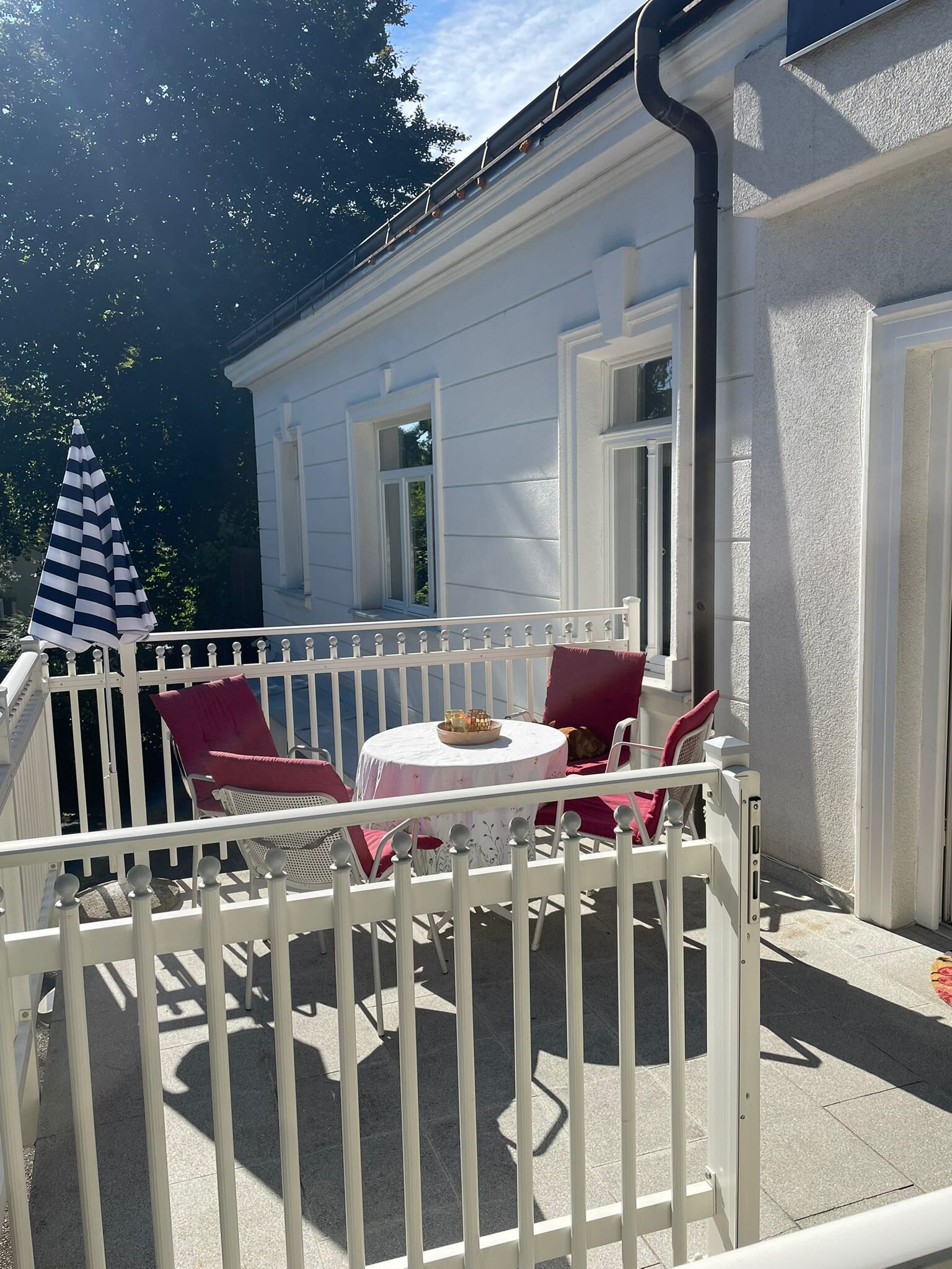 mit Terrasse für Sonnenschein am Vormittag