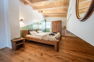 Rustikales Holzbalken-Schlafzimmer im 2-Zimmer Apartment – Wohnen auf Zeit & Kurzzeitmiete Hallwang, 1 bis 6 Monate