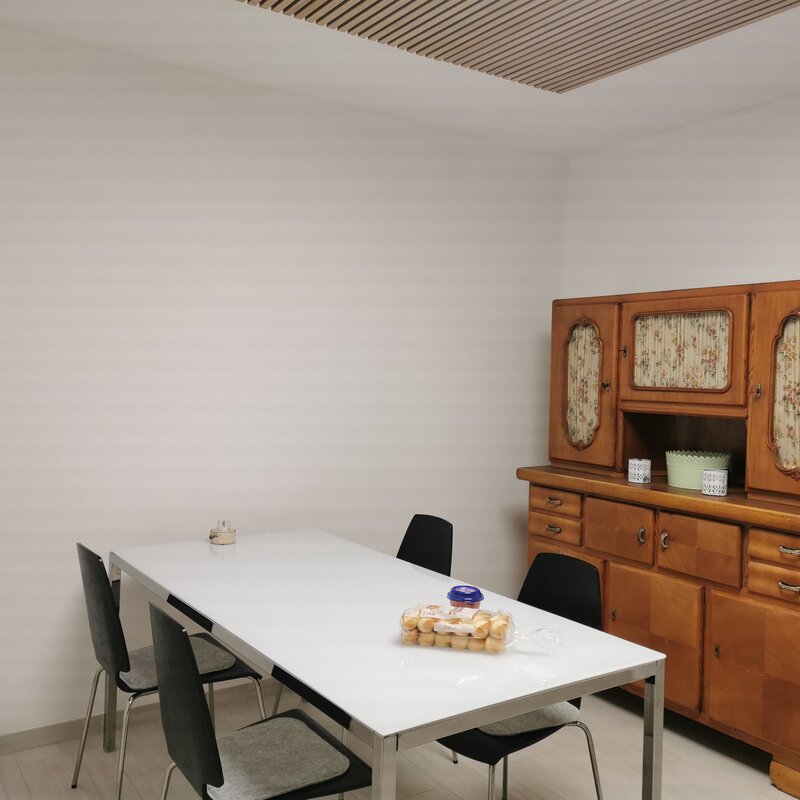 Esstisch und Vintage Kommode