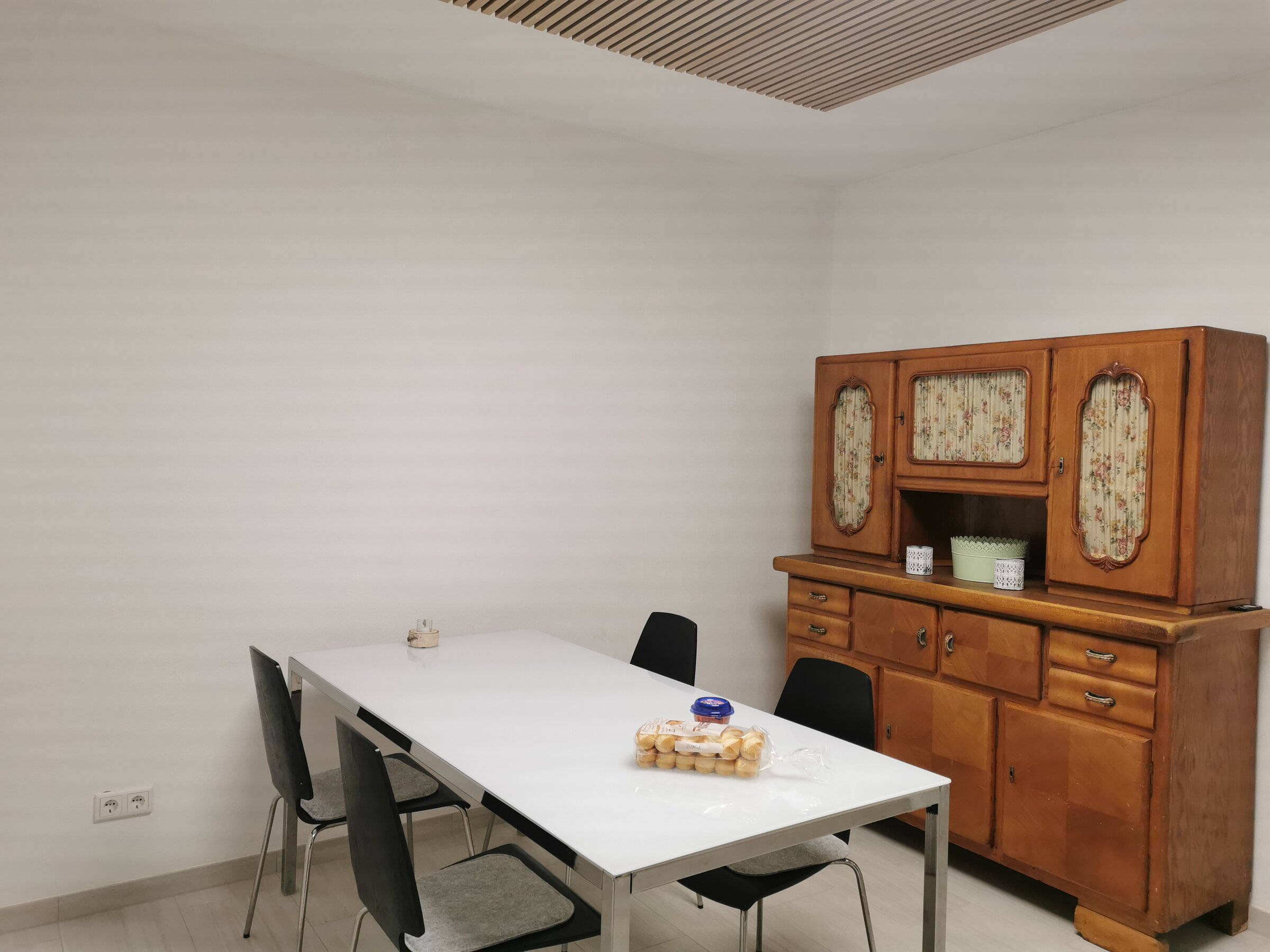 Esstisch und Vintage Kommode