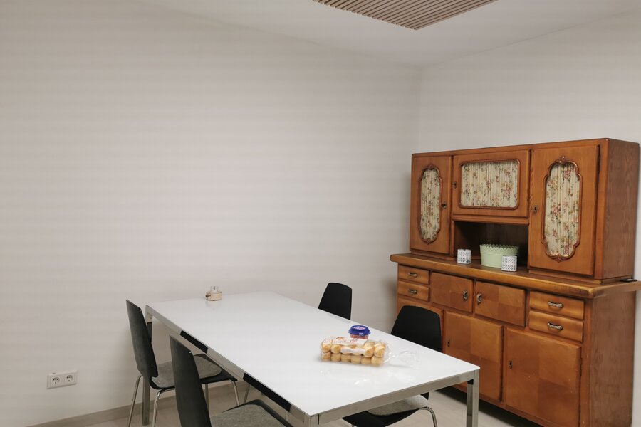 Esstisch und Vintage Kommode