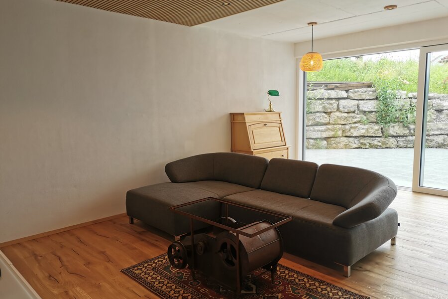 Wohnzimmer mit Arbeitsplatz