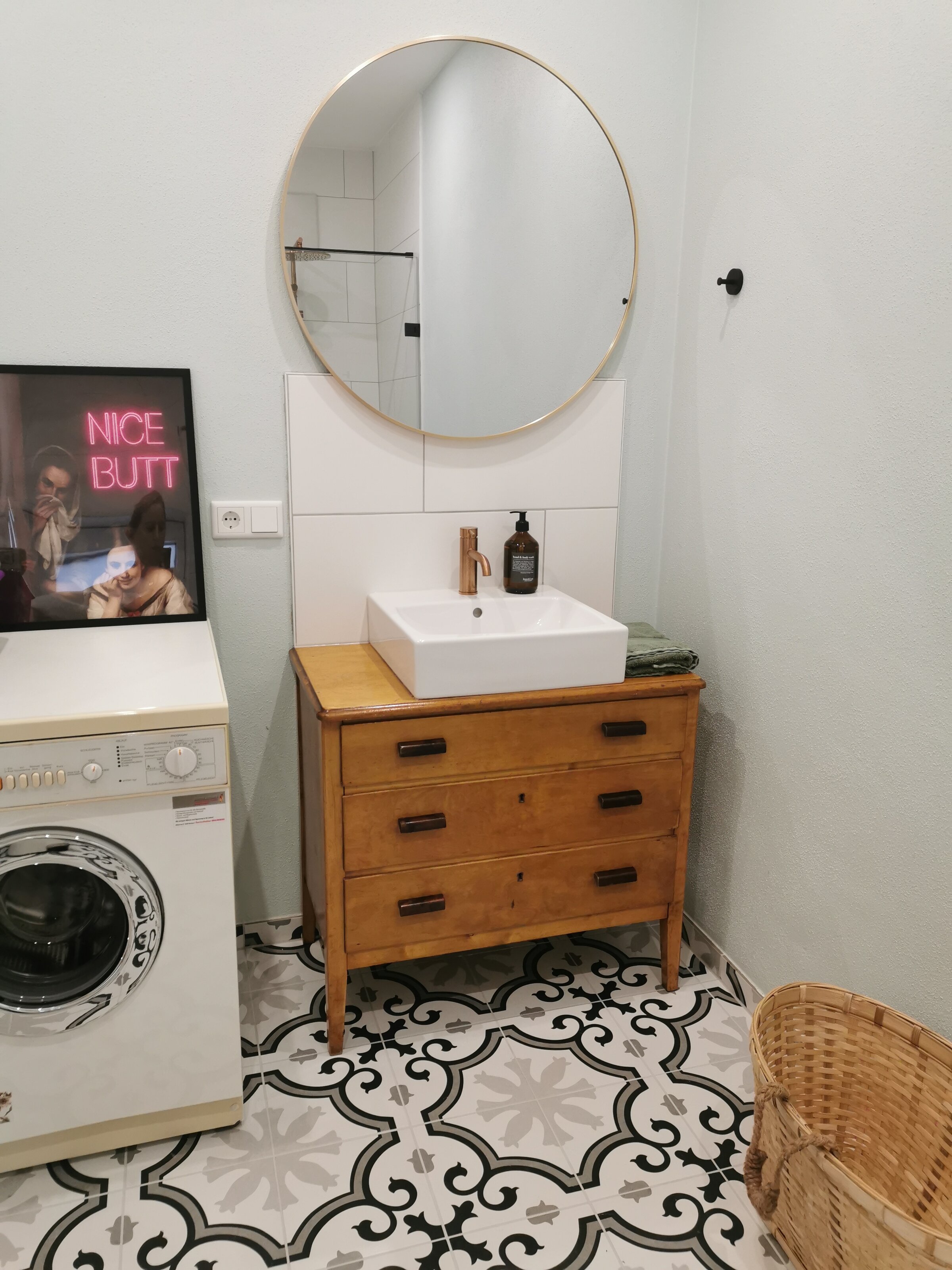 Badezimmer, Vintage-Waschtisch, Waschmaschine