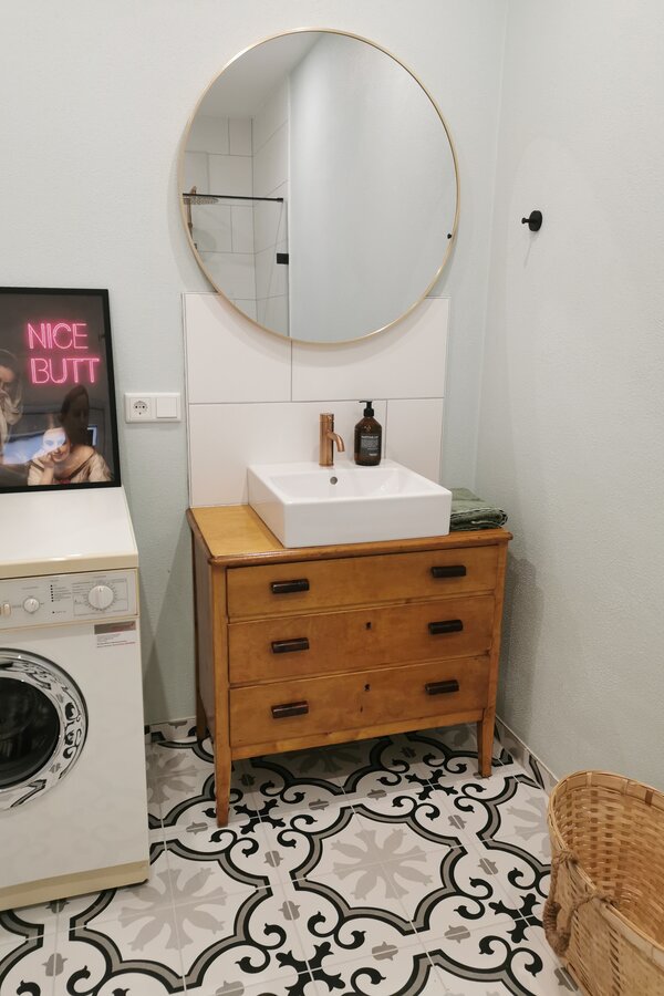 Badezimmer, Vintage-Waschtisch, Waschmaschine