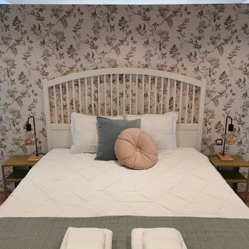 Doppelbett mit Vintage Tapete