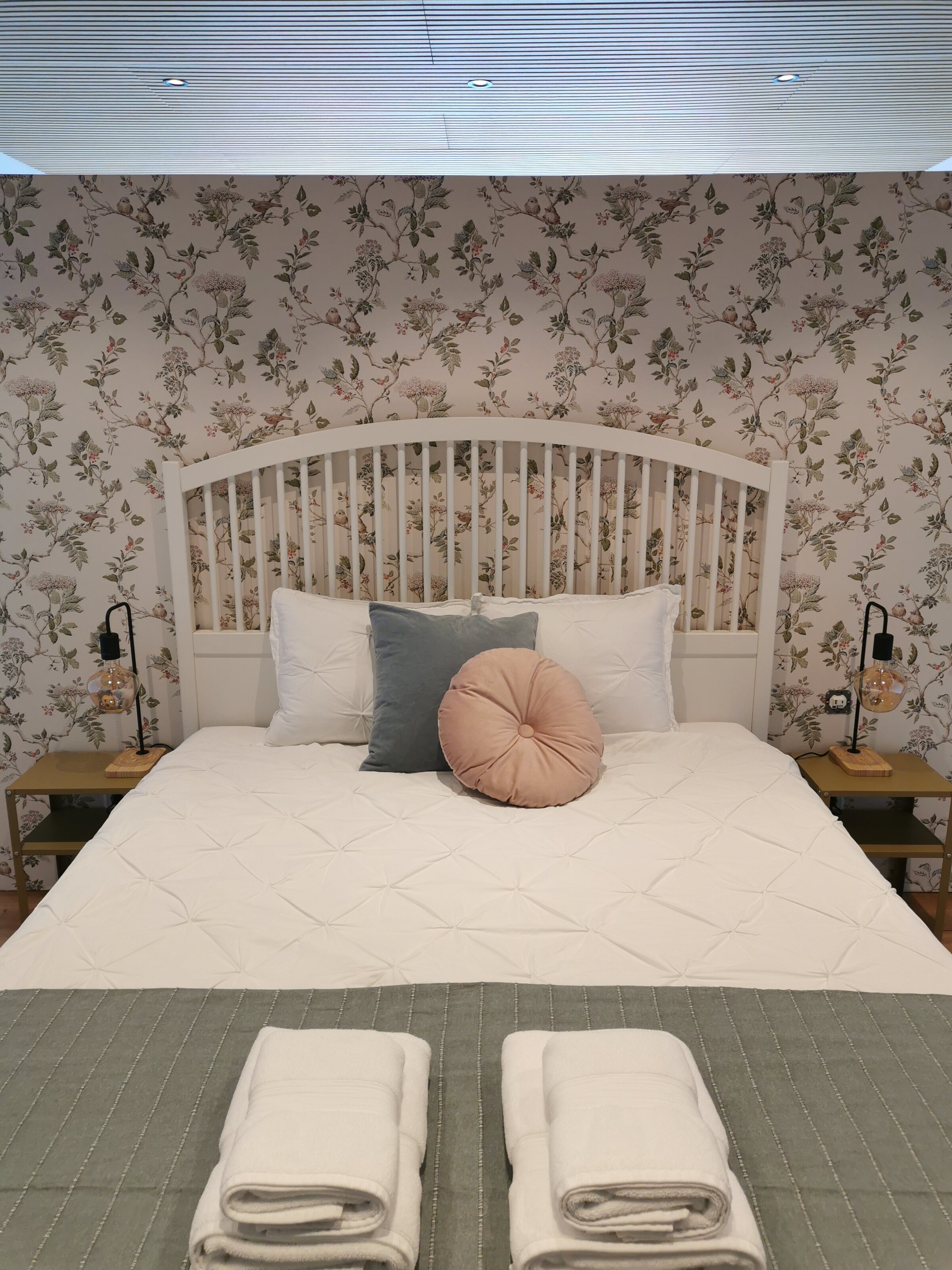 Doppelbett mit Vintage Tapete