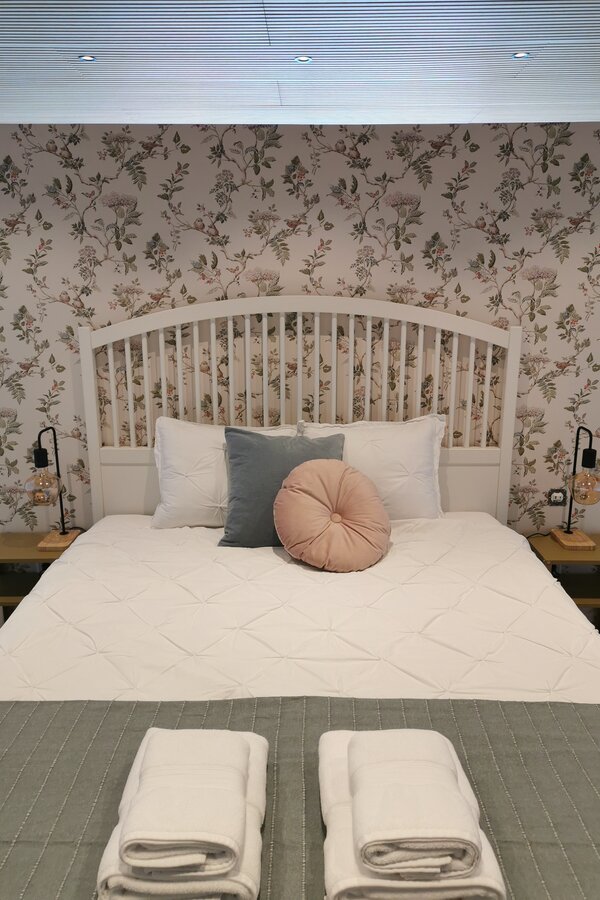 Doppelbett mit Vintage Tapete