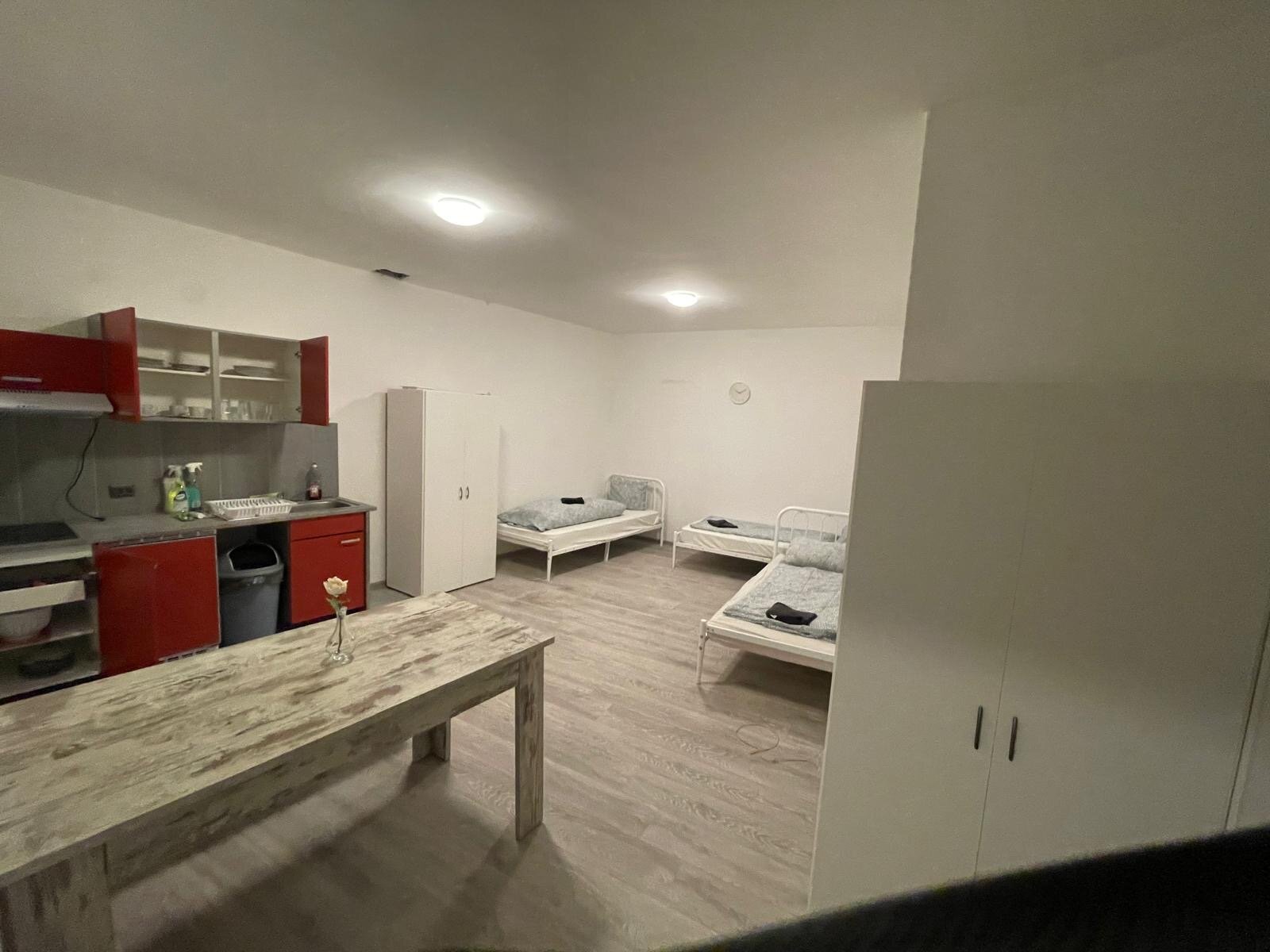 Erste Schlafzimmer mit Küche 