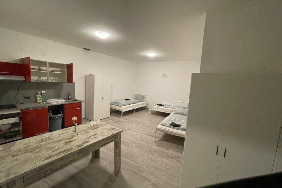 Erste Schlafzimmer mit Küche 