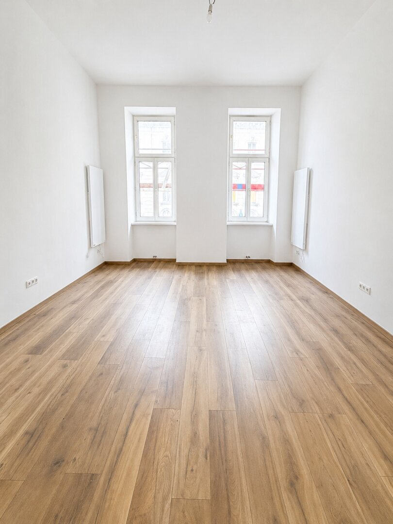 Bright unfurnished studio apartment with high ceilings and modern flooring in a central location, close to Augarten and Vienna city centre.
