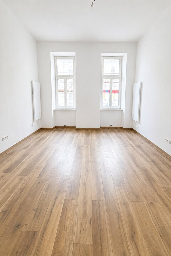 Bright unfurnished studio apartment with high ceilings and modern flooring in a central location, close to Augarten and Vienna city centre.