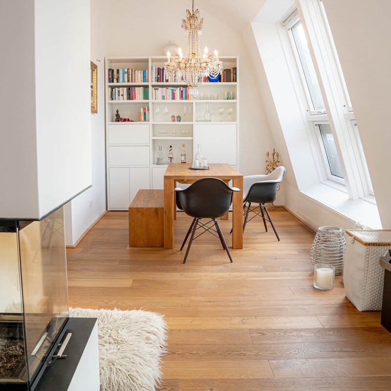 Teil des Wohnzimmers mit Eichentisch