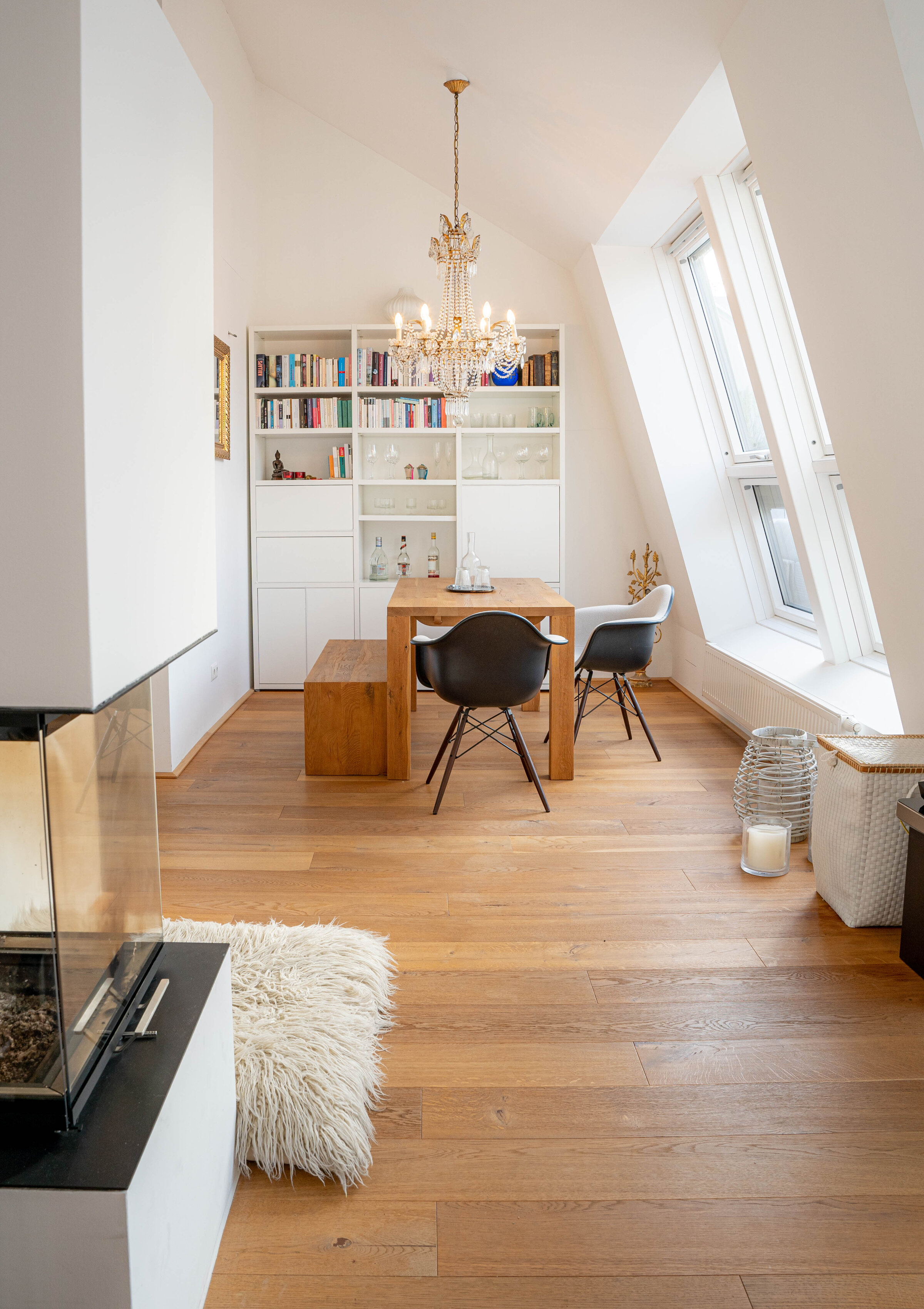 Teil des Wohnzimmers mit Eichentisch