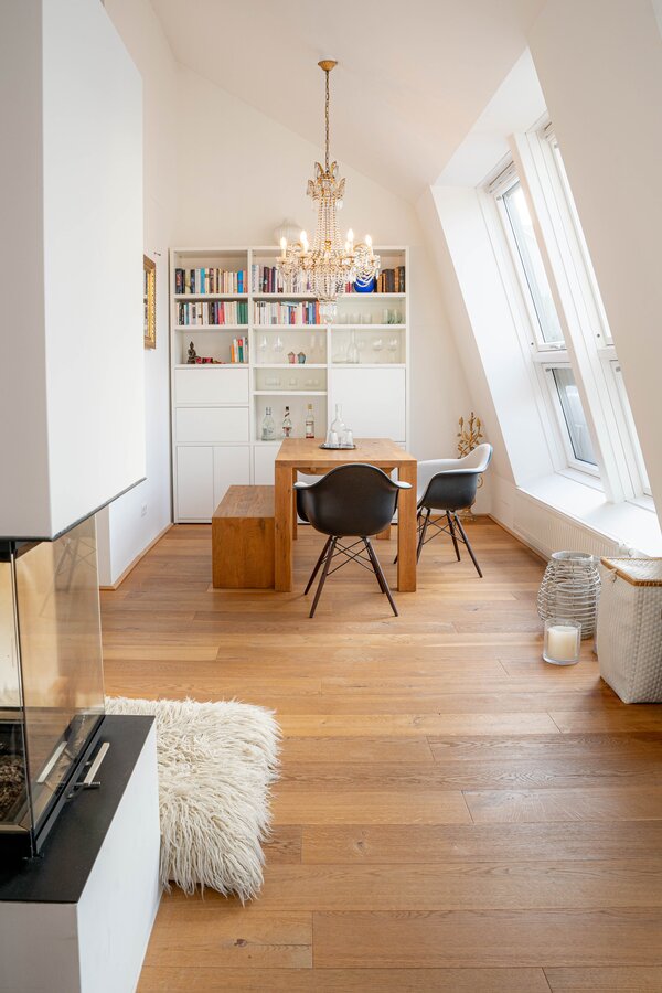 Teil des Wohnzimmers mit Eichentisch